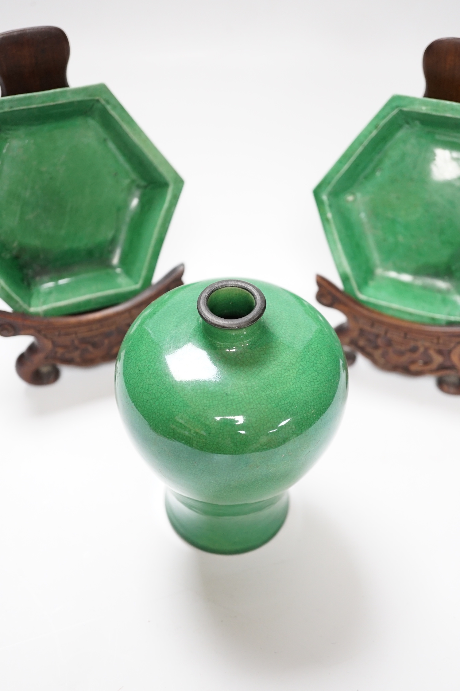 A Chinese green crackle glaze Meiping, late 19th/early 20th century and a pair of Kangxi green glazed hexagonal dishes with hardwood stands, stands 17cm high